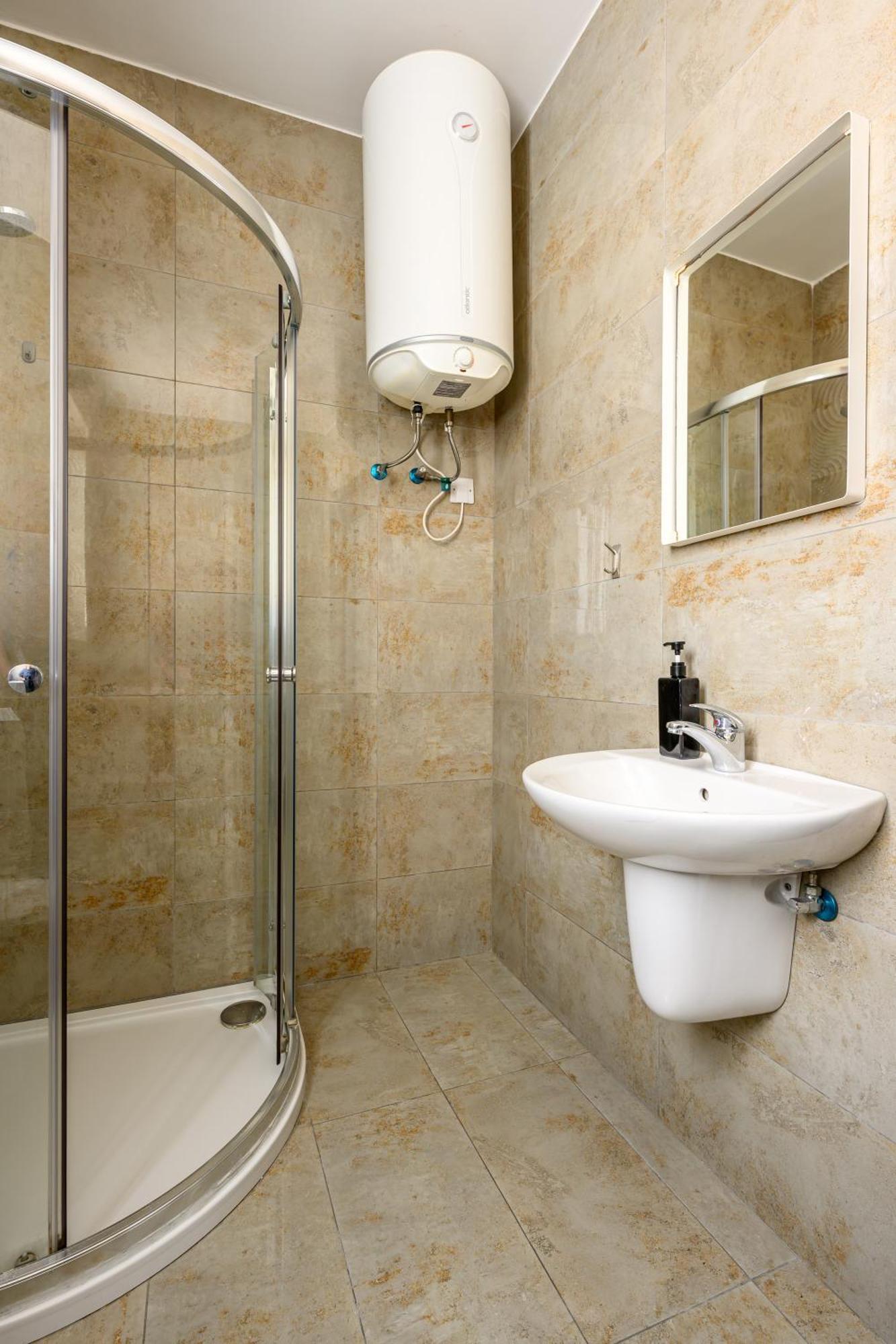 F11 Room 2, Private Room Two Single Beds Shared Bathroom In Shared Flat مسيدا المظهر الخارجي الصورة