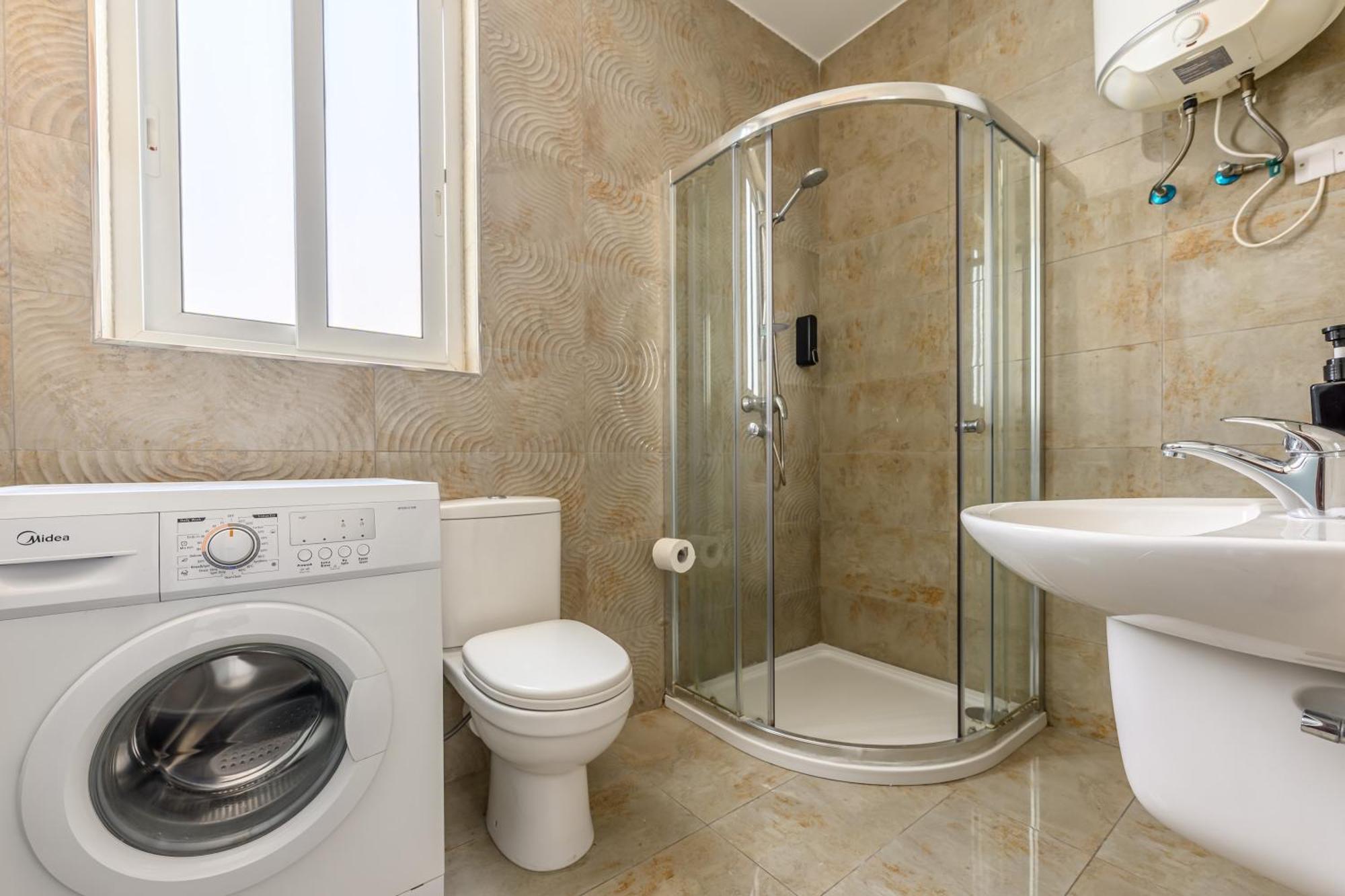 F11 Room 2, Private Room Two Single Beds Shared Bathroom In Shared Flat مسيدا المظهر الخارجي الصورة