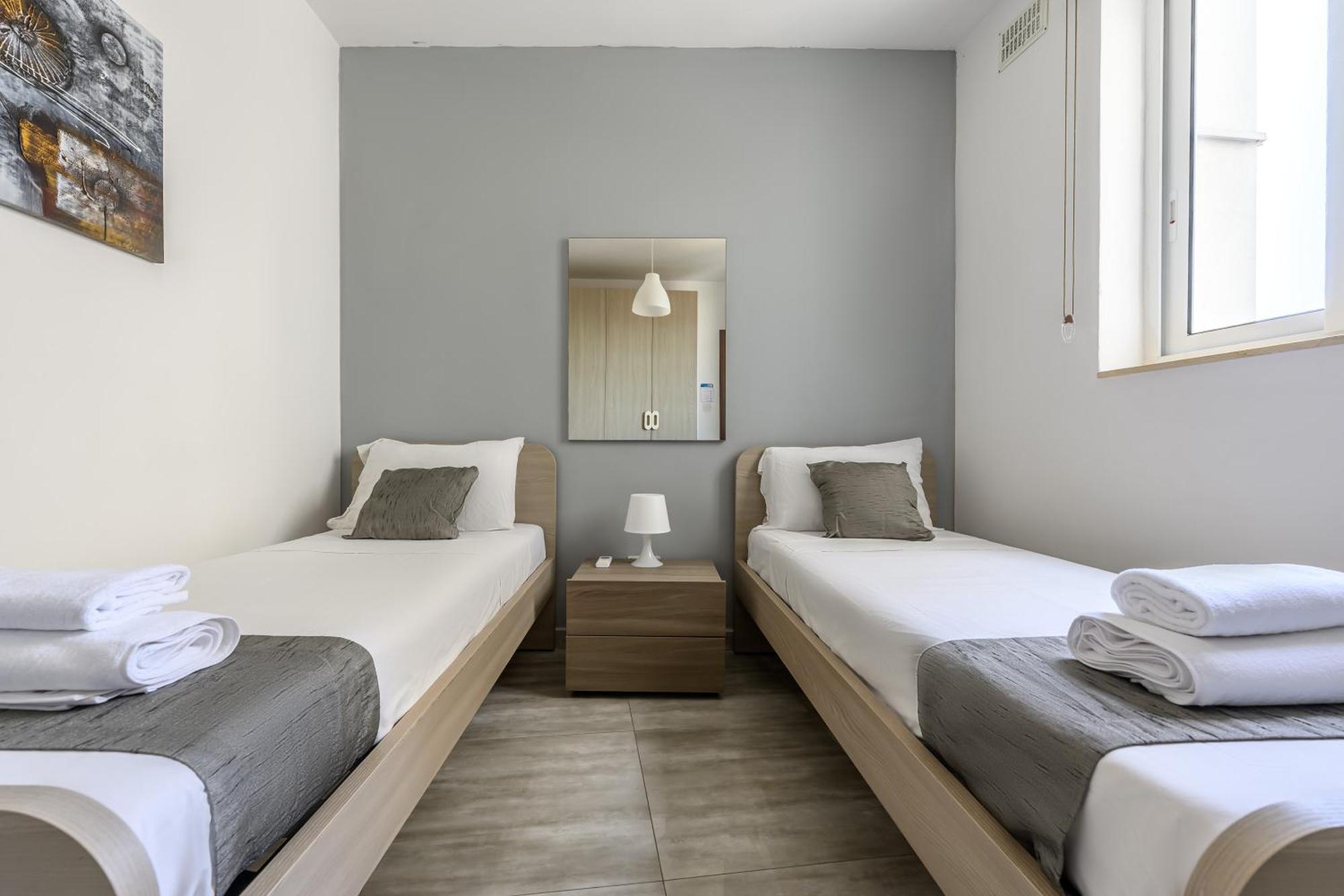 F11 Room 2, Private Room Two Single Beds Shared Bathroom In Shared Flat مسيدا المظهر الخارجي الصورة