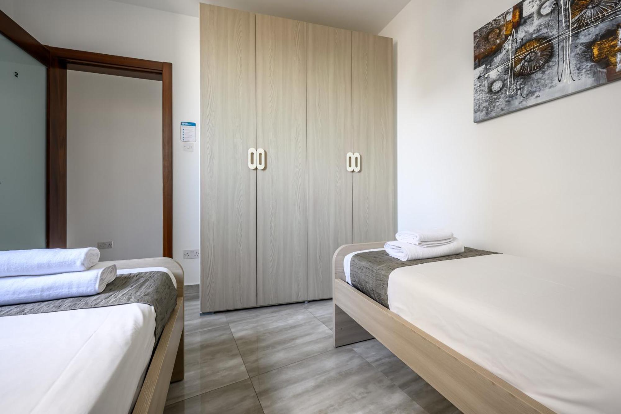 F11 Room 2, Private Room Two Single Beds Shared Bathroom In Shared Flat مسيدا المظهر الخارجي الصورة