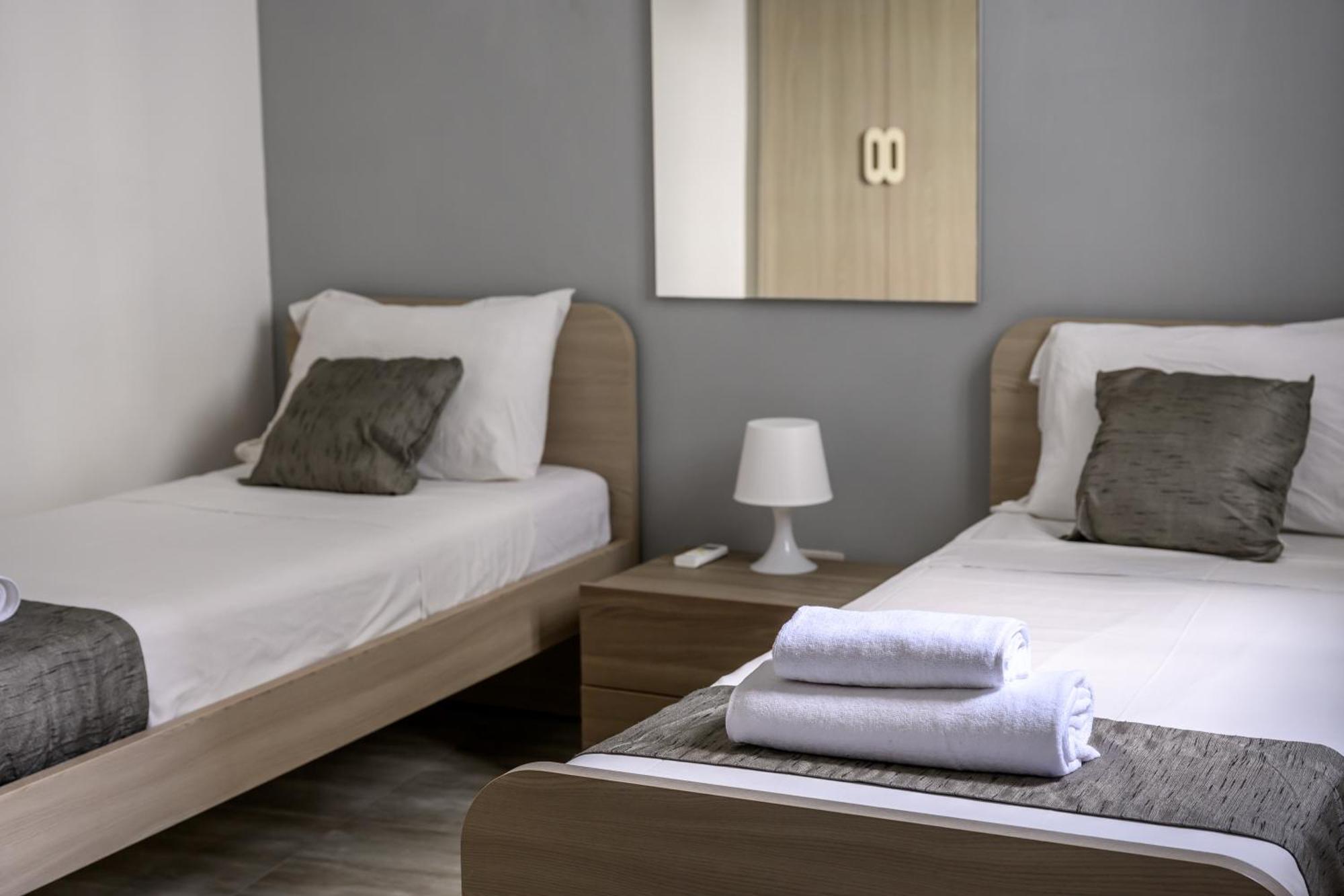 F11 Room 2, Private Room Two Single Beds Shared Bathroom In Shared Flat مسيدا المظهر الخارجي الصورة